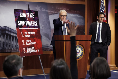 El líder de la minoría del Senado de Estados Unidos, Chuck Schumer (centro), y el senador Brian Schatz (derecha) hablan durante una conferencia de prensa en el Capitolio.
