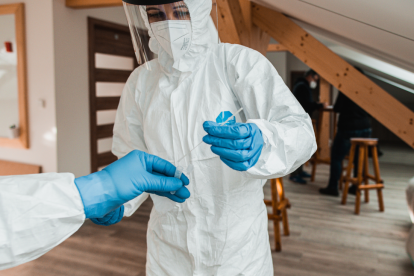 El virus Nipah es zoonótico y puede transmitirse de animales a humanos.