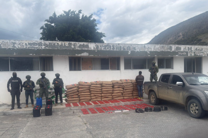 El Ejército ecuatoriano decomisó 1.038 tacos de dinamita y varios insumos químicos.