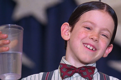 Bug Hall, Alfalfa de Pequeños Traviesos, vive en Arkansas con su familia tras hacer un voto de pobreza.