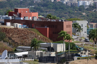 Fotografía que muestra la fachada de la Embajada de Estados Unidos este sábado 31 de enero, en Caracas (Venezuela).