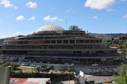 Fotografía que muestra el exterior de la cárcel El Helicoide este sábado 31 de enero, en Caracas (Venezuela).