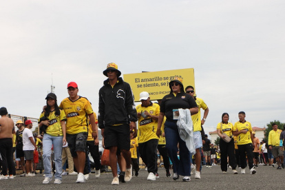 La primera caminata de los hinchas de Barcelona por la Noche Amarilla.