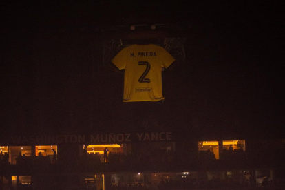El homenaje a Mario Pineida y su camiseta número 2 en la Noche Amarilla.