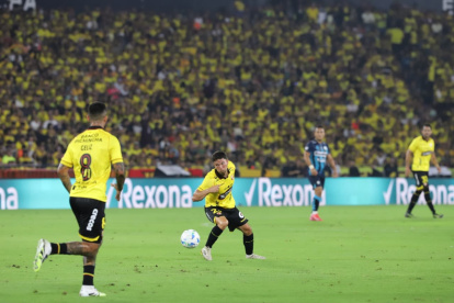 Barcelona SC enfrentando a Guayaquil City en la Noche Amarilla 2026.