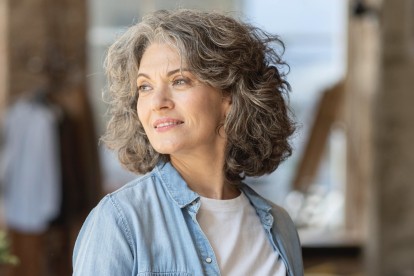 Cuando se trata de lucir canas, el corte es un gran aliado. Carreño sugiere evitar largos excesivos y apostar por estilos más cortos y con movimiento.