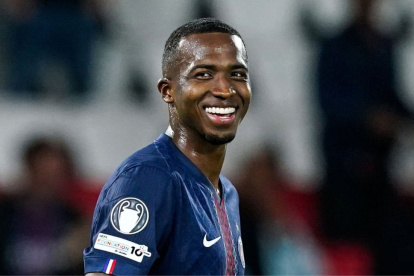 Willian Pacho, líder silencioso del PSG en un duelo clave ante Estrasburgo.