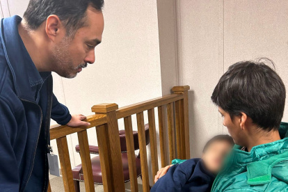 Fotografía tomada de la red social X del congresista por Texas Joaquín Castro donde aparece visitando a Liam y su padre.