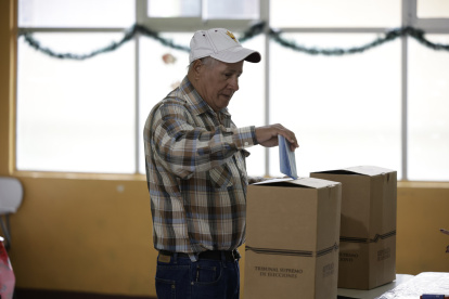 Una persona sufraga en un centro de votación en Cartago, durante las elecciones en Costa Rica, este domingo 1 de febrero.