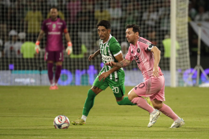 Lionel Messi (d) del Inter Miami disputa el balón con Milton Casco de Atlético Nacional, durante el amistoso entre el Inter Miami y Atlético Nacional en el Atanasio Girardot.