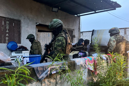 La Armada ecuatoriana informó sobre la captura de cinco ciudadanos colombianos.