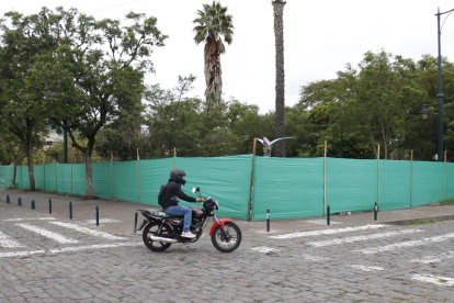 El parque central de Tumbaco permanece cerrado mientras avanzan los trabajos de mantenimiento integral.