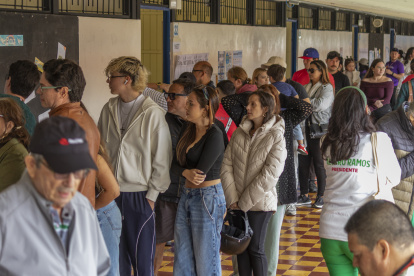 AME643. SAN JOSÉ (COSTA RICA), 01/02/2026.- Personas asisten a un punto de votación este domingo, en la Escuela Porfirio Brenes Castro, en San José (Costa Rica). Los comicios en Costa Rica para elegir al presidente de la República y a los 57 diputados de la Asamblea Legislativa para el periodo 2026-2030 avanzan en "absoluta normalidad" y "sin incidentes de relevancia", indicó el Tribunal Supremo de Elecciones (TSE). EFE/ Alexander Otarola