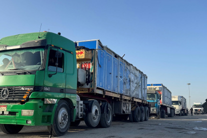 Varios camiones con ayuda humanitaria esperaban ingresar por el lado egipcio del cruce fronterizo de Rafah con la Franja de Gaza, este domingo 1 de febrero.