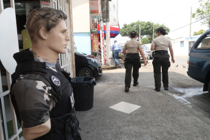 En Quito y Guayaquil operan tiendas formales e informales que venden uniforme policial.
