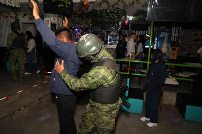 Quito: El operativo en Tumbaco dejó seis establecimientos clausurados, una persona detenida y decenas de sanciones administrativas.