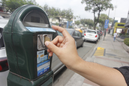 La tarifa mínima es de $ 0,25 por 15 minutos, funcionan con monedas de
5, 10, 25 centavos y 1 dólar.
