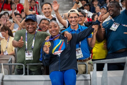 Juleisy cuando ganó el oro en el Mundial de septiembre en Tokio, Japón, junto a su entrenador autoridades y amigos.