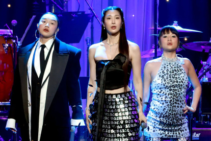 De izquierda a derecha: Audrey Nuna, Ejae y Rei Ami, las voces cantantes de Huntr/x de Las guerreras k-popCredit...