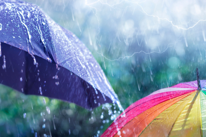 Referencial. Un paraguas multicolor resiste la intensa lluvia durante la ola de tormentas eléctricas que afecta a Ecuador