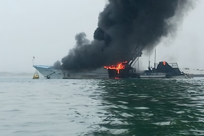 El barco Gold Tuna se incendió la madrugada del 2 de febrero frente a las costas de Manta; la nave ya había sido intervenida por la Policía por el hallazgo de explosivos.