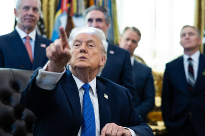 Donald Trump participa en un acto oficial en Washington, en medio de sus críticas a los Grammy y a Trevor Noah por la mención de la isla Epstein.