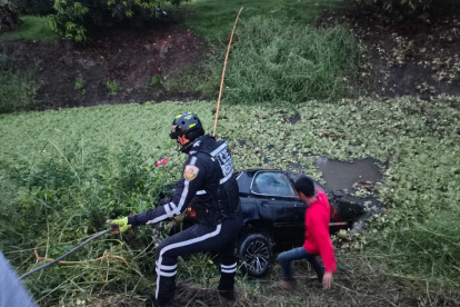 Agentes de la Comisión de Tránsito del Ecuador (CTE) participaron en el rescate de las víctimas y del vehículo siniestrado.