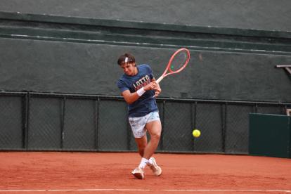Álvaro Guillén, raqueta #1 de Ecuador, entrena desde el fin de semana en la sede de Quito, donde se jugará el duelo.