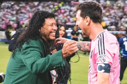 René Higuita y Lionel Messi en su encuentro en Colombia.