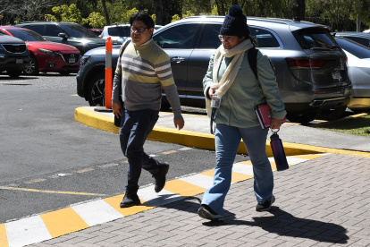 Personas caminan este lunes 2 de febrero de 2026, en Ciudad de Guatemala, en medio de una ola de frío que afecta a la región.