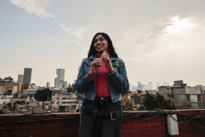 La compositora mexicana Azalea Báalam posa durante una entrevista con EFE, en Ciudad de México (México).