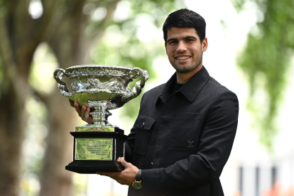 Un día después de ganar el Abierto de Australia, Carlos Alcaraz participó ayer en la sesión fotográfica oficial de monarcas del torneo.