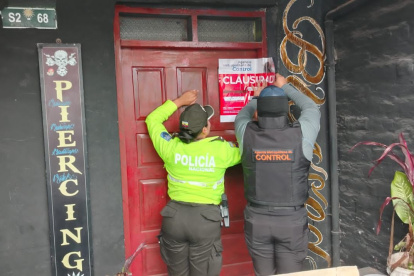 La AMC y la Policía Nacional clausuraron un local de tatuajes en la parroquia El Quinche, al nororiente de Quito, tras hallar marihuana durante un operativo de control.