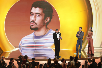 Bad Bunny rompió barreras al ganar Álbum del Año en español en los Grammy 2026, en una noche dominada por la protesta política contra la agencia ICE