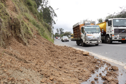 Las fuertes lluvias provocaron un deslizamiento de tierra en la Avenida Simón Bolívar, generando afectaciones en la movilidad y riesgos para los conductores.
