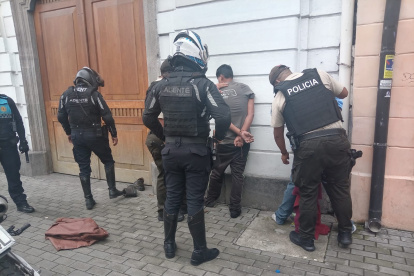 Aprehensión de dos ciudadanos tras operativo preventivo en transporte público de Quito.