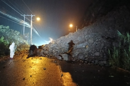 En el kilómetro 49 de la vía Cuenca- Girón- Pasaje se produjo un derrumbe de gran magnitud que obstaculiza la carretera.