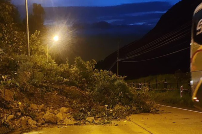El Ministerio de Infraestructura y Transporte informó que la carretera está parcialmente habilitada.