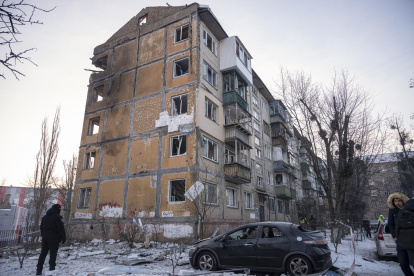 El lugar de un ataque con un dron ruso contra un edificio residencial de cinco pisos en Kiev, Ucrania, el 3 de febrero de 2026, en medio de la invasión rusa.