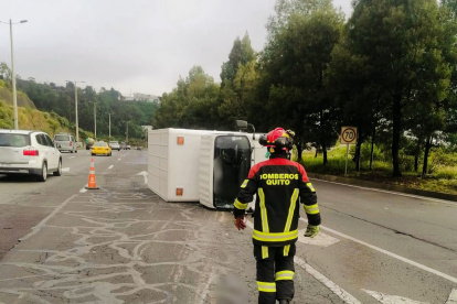 En la Ruta Viva, sector Santa Rosa, un camión mediano se volcó.