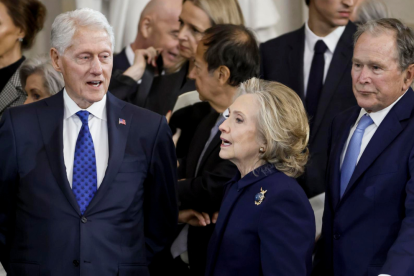 Bill y Hillary Clinton en un acto público; ambos han aceptado testificar ante la Cámara en el marco de las investigaciones por el caso Epstein