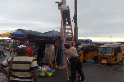 La Policía Nacional inspeccionó una cámara de seguridad del sector donde se cometió el sicariato.