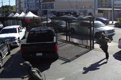 Agentes del Servicio de Control de Inmigración y Aduanas (ICE) al momento de irrumpir en una iglesia en los Ángeles (California).