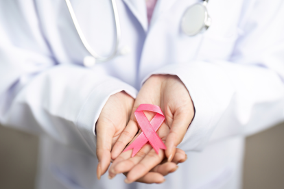 Referencial.Un profesional de la salud sostiene el lazo rosado, símbolo de la lucha contra el cáncer de mama, en el marco de las campañas de prevención y detección temprana en Ecuador.