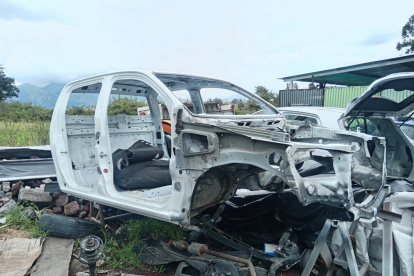 Vehículos desmantelados fueron encontrados en el centro de acopio utilizado por la banda delictiva en Rumiñahui.