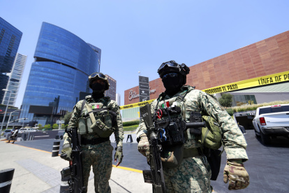 Integrantes del Ejército de México custodiando la zona donde se cometió un ataque armado en Zapopan en Jalisco (México).