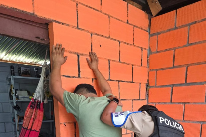 La Policía Nacional detuvo en Sevilla de Oro, en la provincia de Azuay, a Queró Ulacio Duglas Elieser, conocido como alias Duggie.