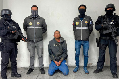 Tres sospechosos de la organización criminal Los Lobos fueron detenidos por la Dinased tras un operativo policial en El Quinche, al noreste de Quito.