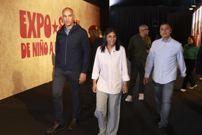 La presidenta encargada de Venezuela, Delcy Rodríguez, camina junto al ministro de Educación, Hector Rodríguez, y al ministro del Despacho de Presidencia, Juan Escalona, durante un acto de gobierno en Caracas.