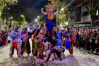 Corsos de flores y desfiles nocturnos de vivirán en varios puntos de Quito durante el Carnaval de 2026.